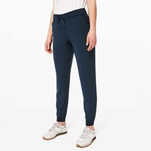Lululemon On the Fly Joggers in Woven Fabric in True Navy Size 6